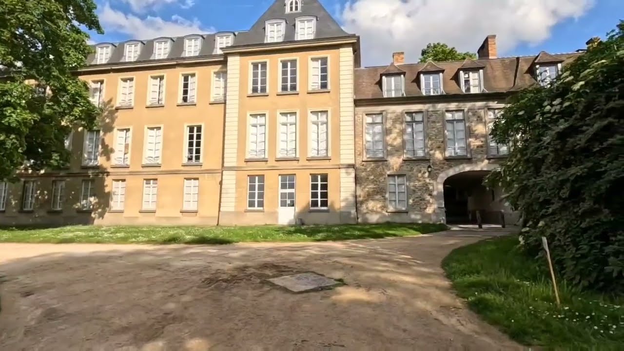 Vue panoramique du Château de Morsang sur orge ( Essonne ) suite . Filmé  le  Lundi  13  Mai  2024