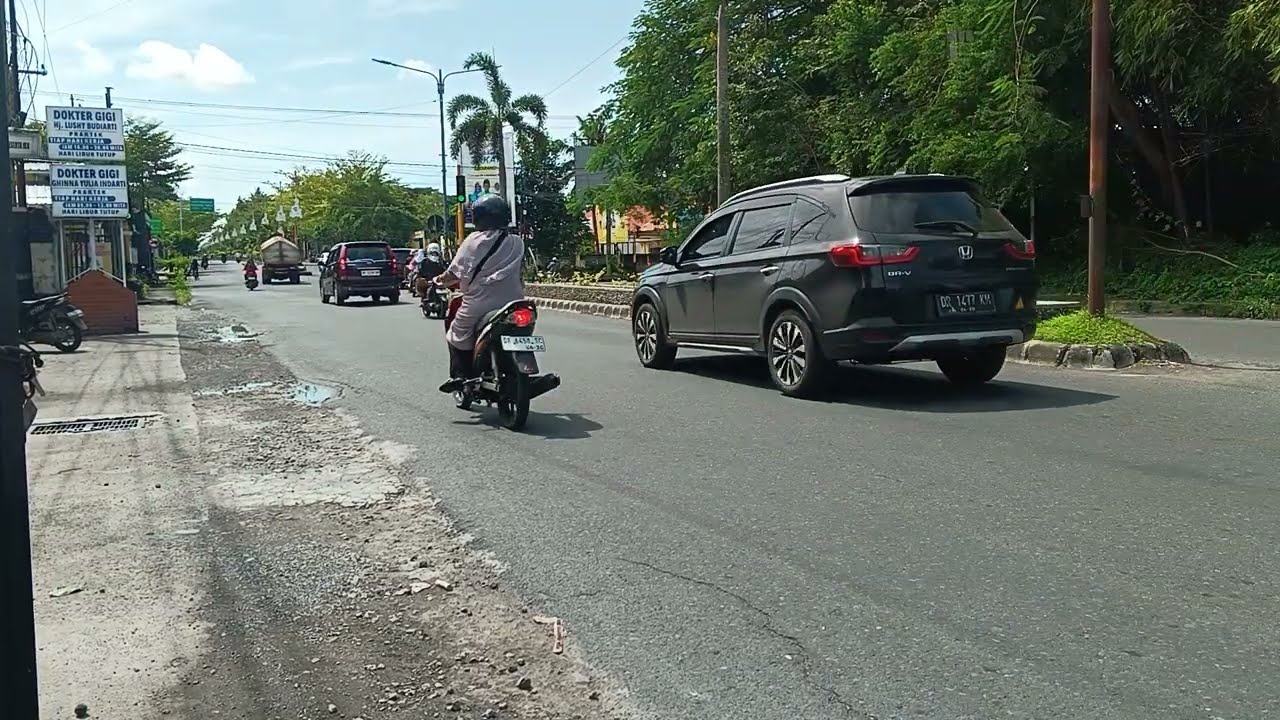Kondisi Perempatan kelurahan Lenteng Praya Lombok tengah. #viral #pesonalombok #ntbgemilang #traffic