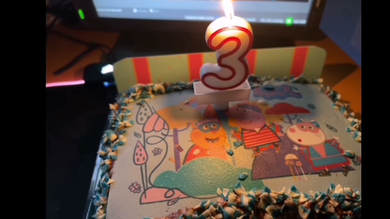 Axozer y su pastel de cumpleaños.
