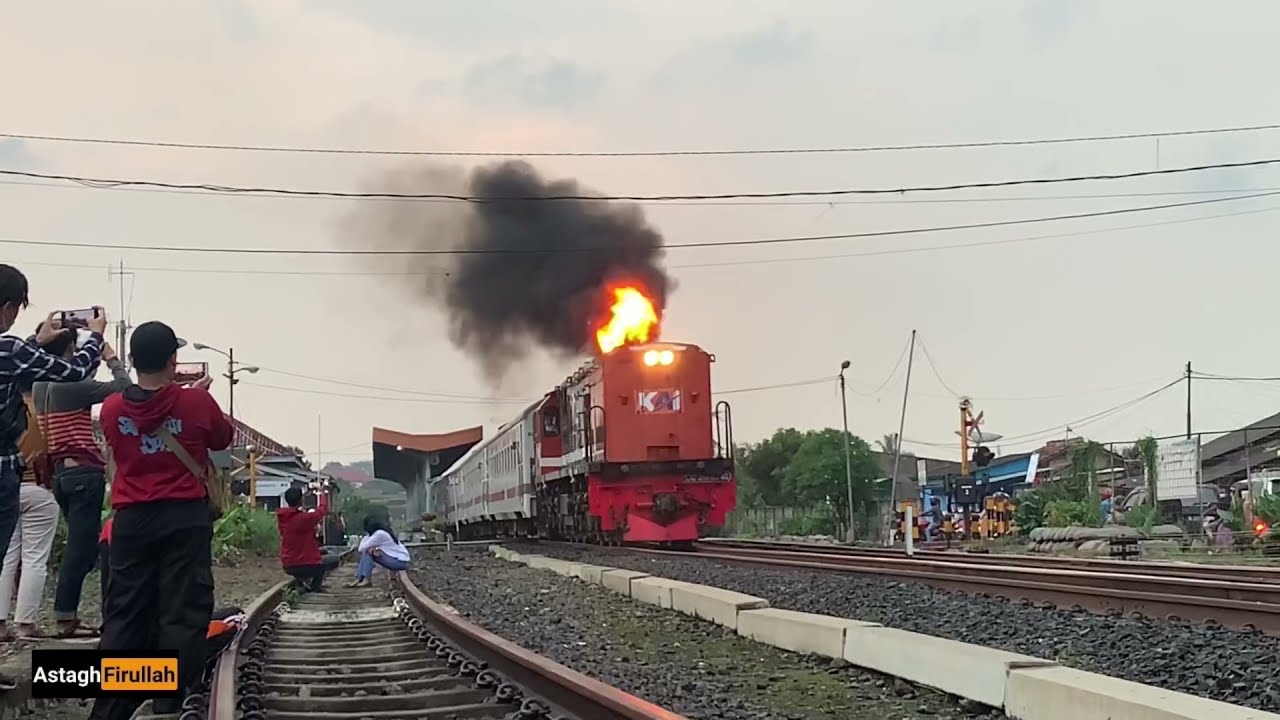 Nontonin Kereta Api di stasiun Labuhan Ratu, dapet Kobongan