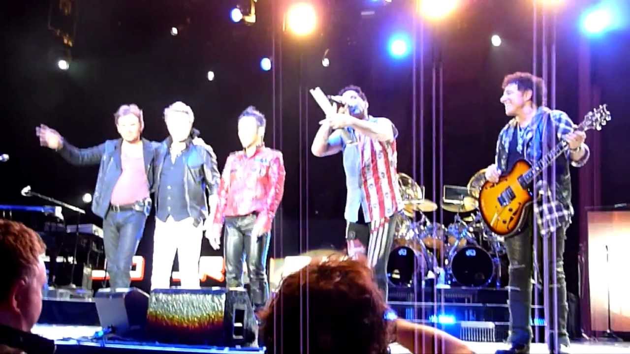 Journey - Don't Stop Believin' (Live - Manchester Arena, UK, May, 2013)