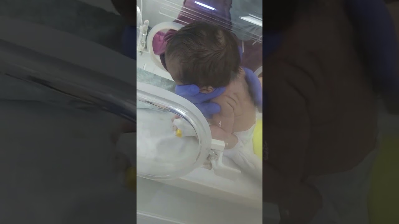 عمل مساج للصدر لطفل حديثى الولادة فى الحضانة.