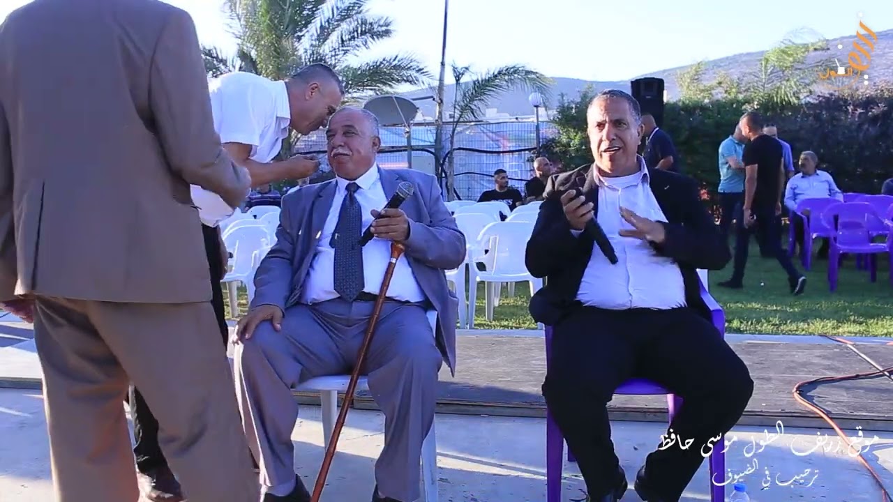 ترحيب في الضيوف مهرجان ابو محمد خالد الحجيرات رئيس مجلس بير المكسور الشاعر موسى حافظ وجهاد حافظ