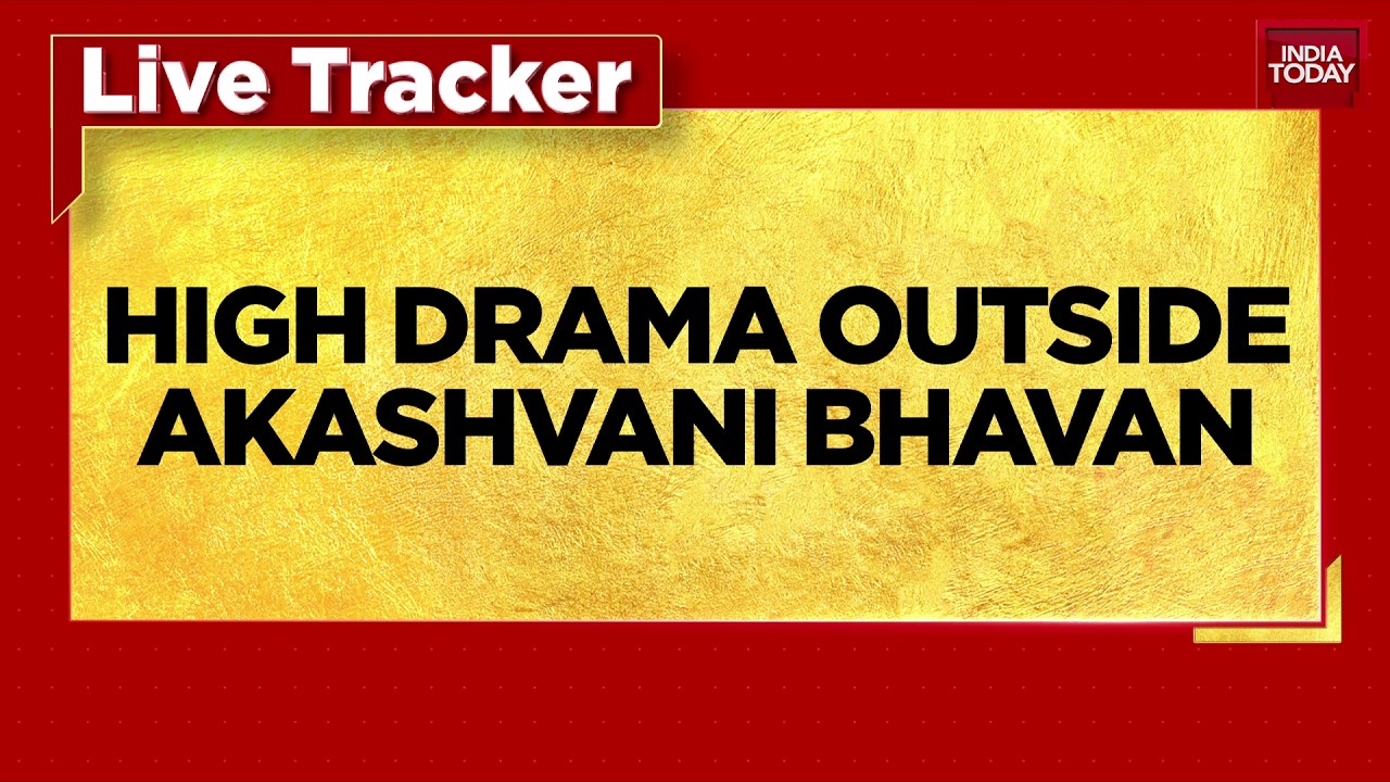 Delhi Police Detains Protesters as Rahul and Priyanka Gandhi Stage Dharna at Akashvani Bhavan