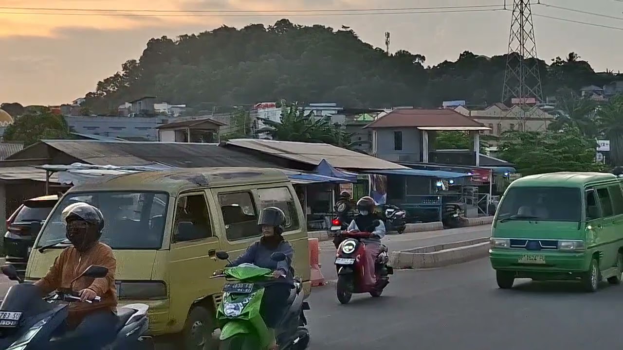 Giat pelayanan kepada masyarakat pengguna jalan dengan cara Pengaturan lalu lintas 