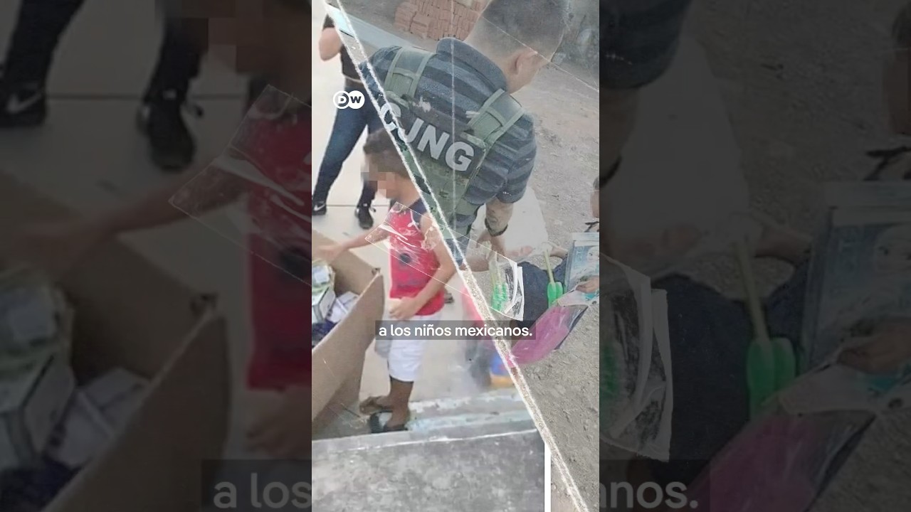 El narco regala juguetes a niños mexicanos y lo hace en un acto público
