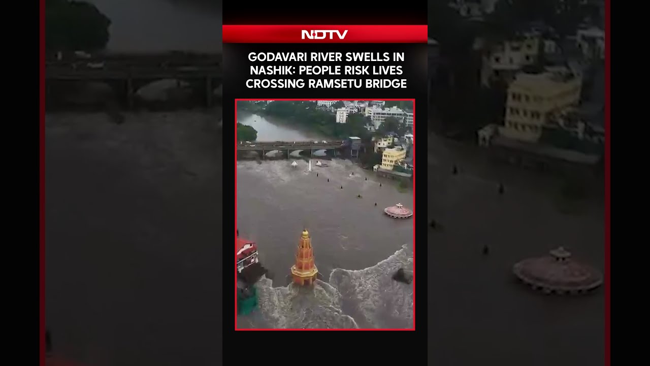 Maharashtra Floods | Godavari River Swells in Nashik: People Risk Lives Crossing Ramsetu Bridge