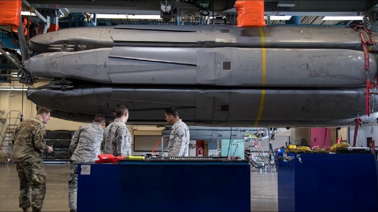 Крылатая ракета воздушного базирования AGM-86B с ядерной боеголовкой стоимостью около 1 миллиона ...