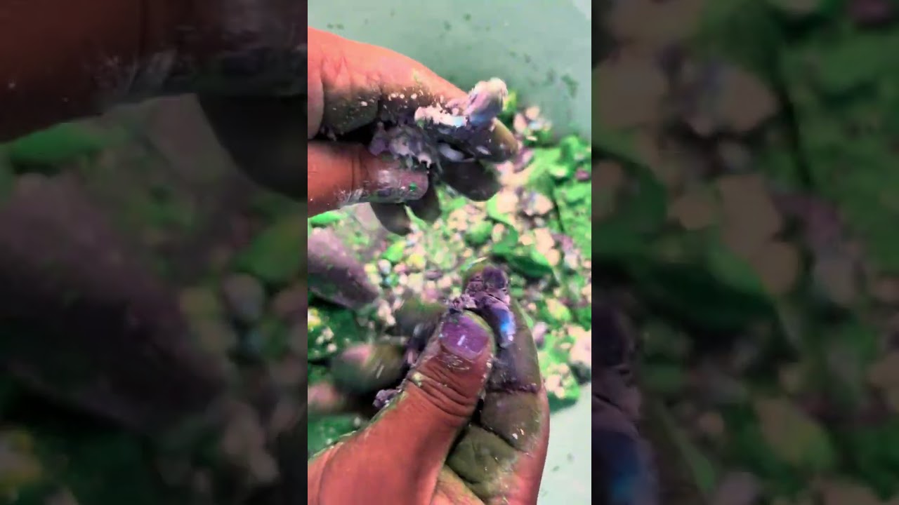 ASMR chalk crush #asmrsounds #gymchalkasmr #chalkcrushing 