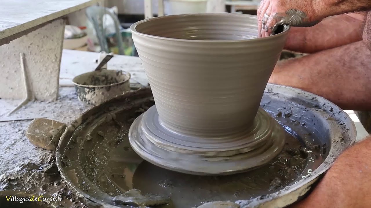 Tournage d'un saladier en terre cuite - Poterie de Corbara - Corse