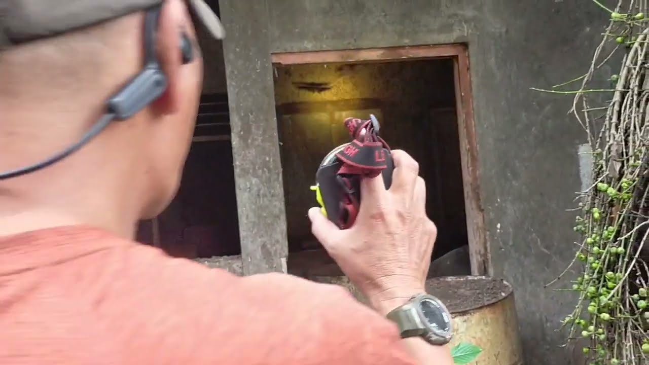 Rescue ular 👆 di gudang didesa   Demangan ,Madiun.