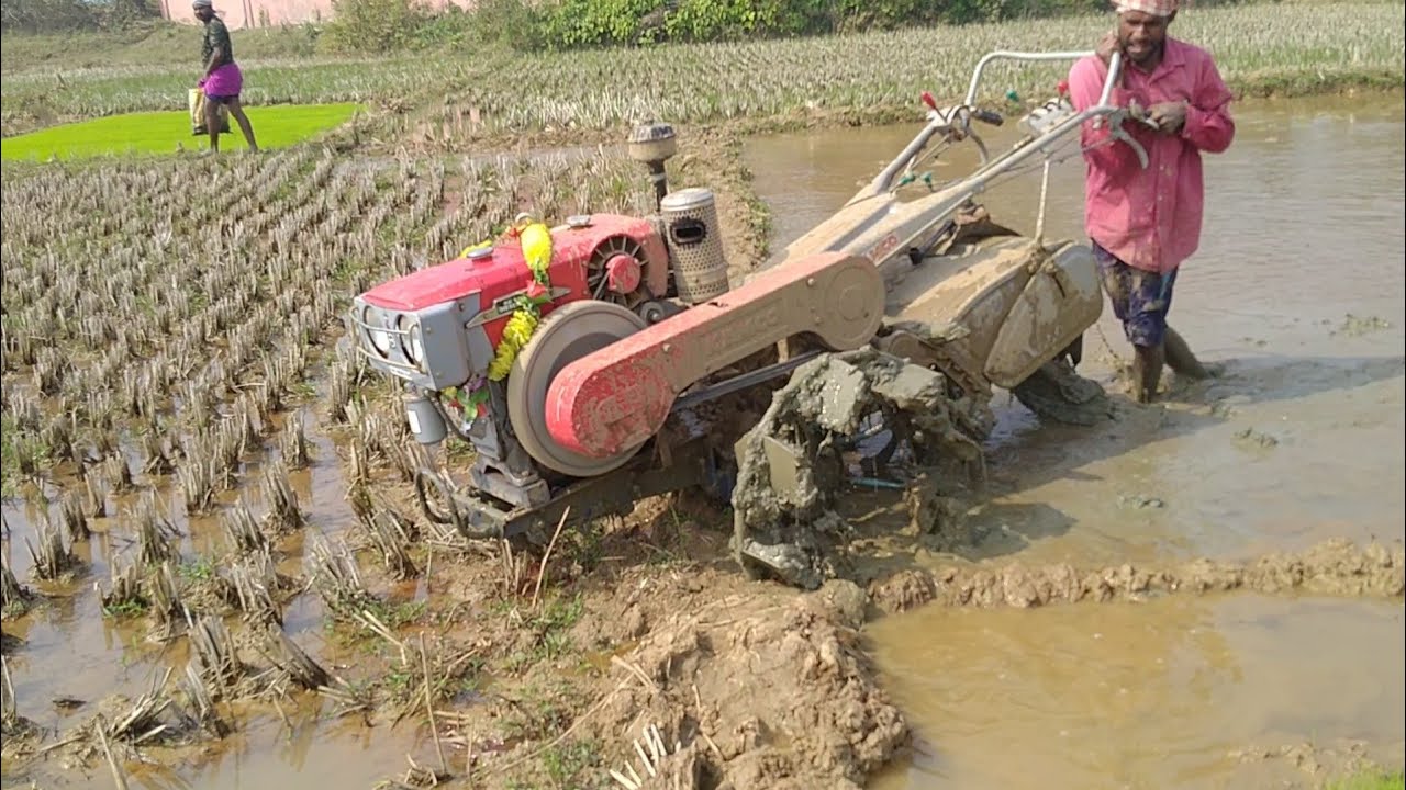 Power tiller stuck in 2feet deep mud while taking it to Another Village सचमे ये बहत मुश्किल है !