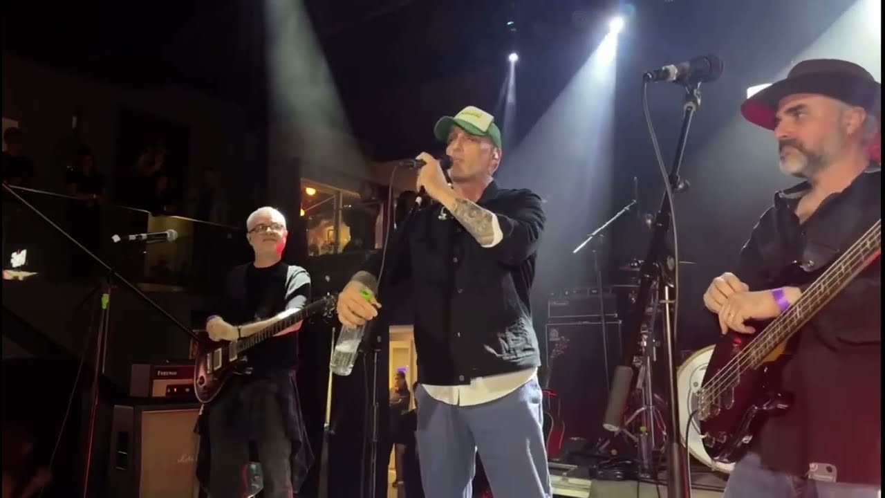 Instinto - Me Gu&iacute;o Por Los Signos ft. Leire Sol (en vivo)