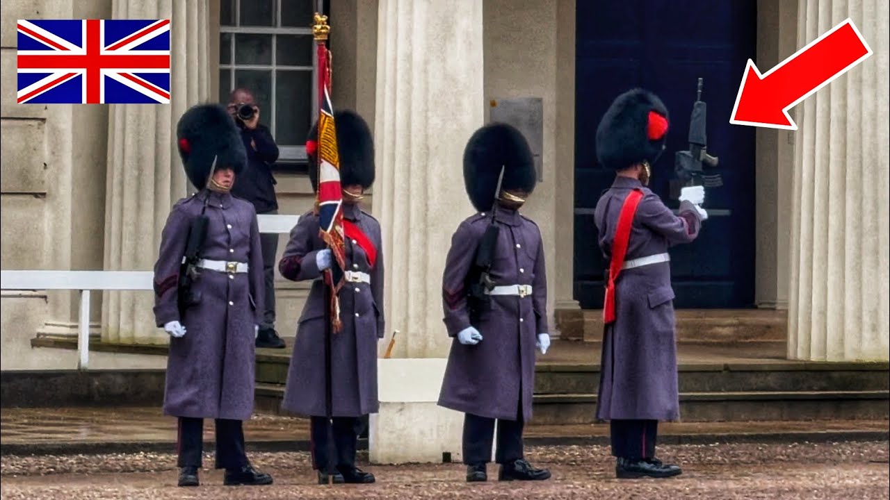 *CAUGHT ON CAMERA* COLDSTREAM GUARDS READY TO GUARD BUCKINGHAM PALACE 🇬🇧