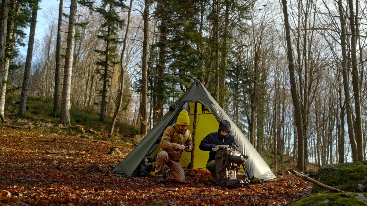 Notte Bushcraft in tenda Tipi, pane sul fuoco, vento freddo e attrezzi fichissimi 