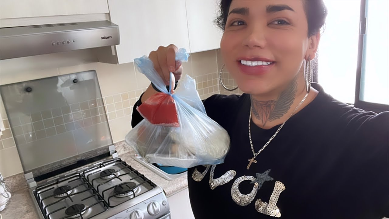 Cocinando con la tía Paola, el pollo que no llegó ayer los chilaquiles quedaron muy secos jajaja