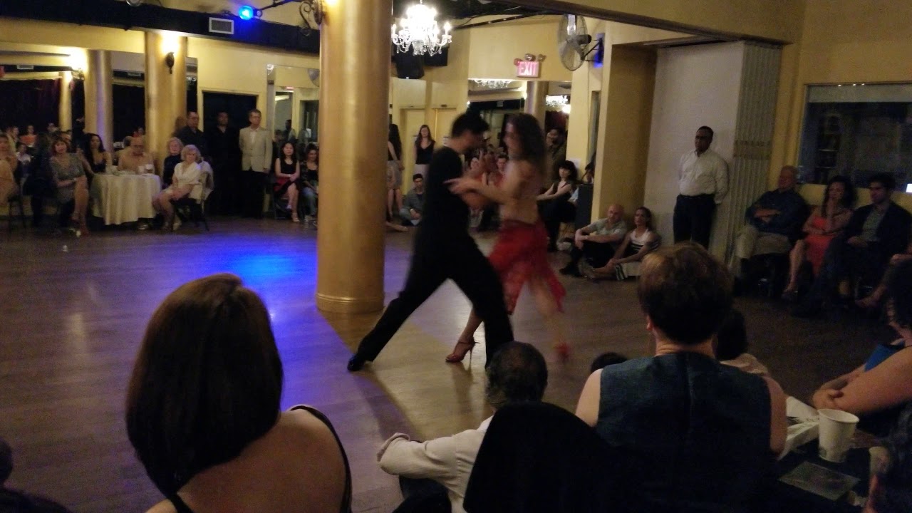 Argentine tango: Cristian Correa and Leah Barsky - tango escenario