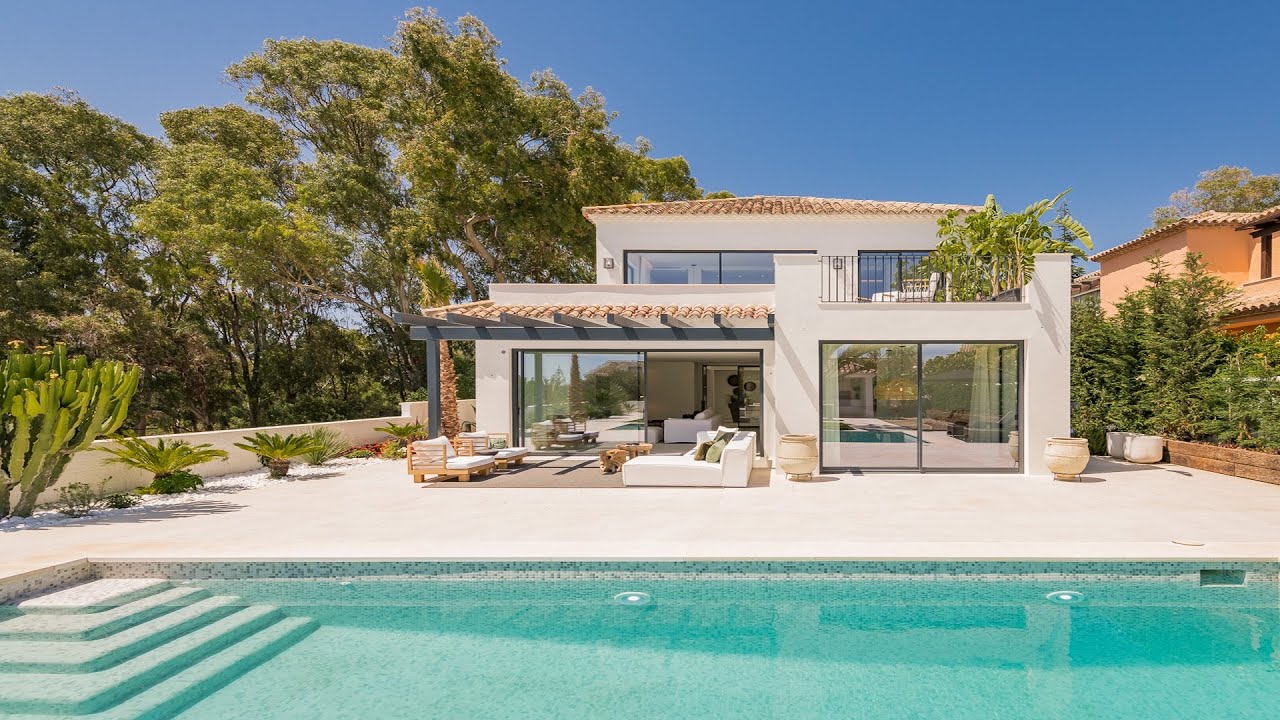 VILLA FOR SALE IN ELVIRIA PLAYA, MARBELLA EAST
