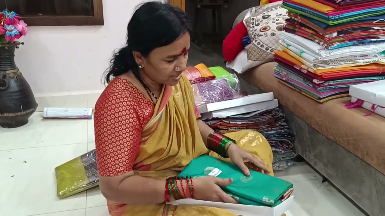 చీరలు బిజినెస్ పెట్టాను చీరలు ఎలా ఉన్నాయి రేపు ఒంటిగంటకు ఓపెనింగ్ కావాలనుకున్నవాళ్లు వచ్చేసేయండి