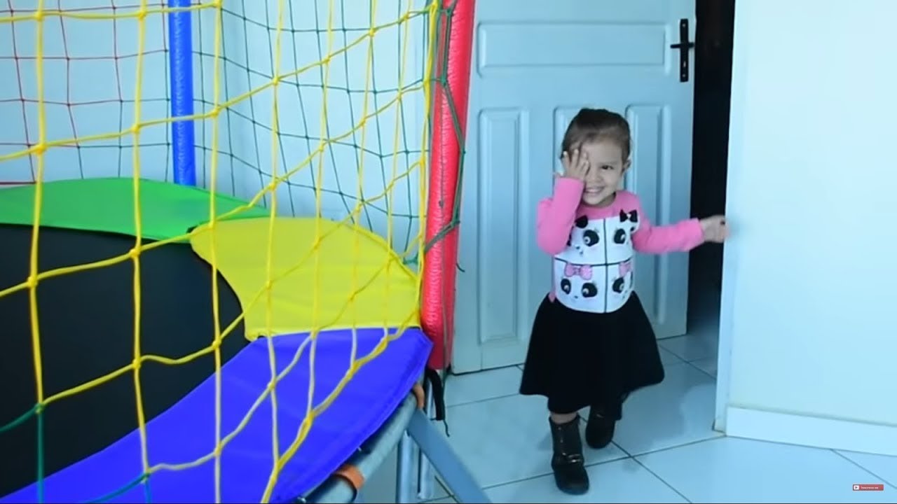 Menina 2 anos ganha  pula pula e fica emocionada, 2 year old girl gets jumps and gets emotional.