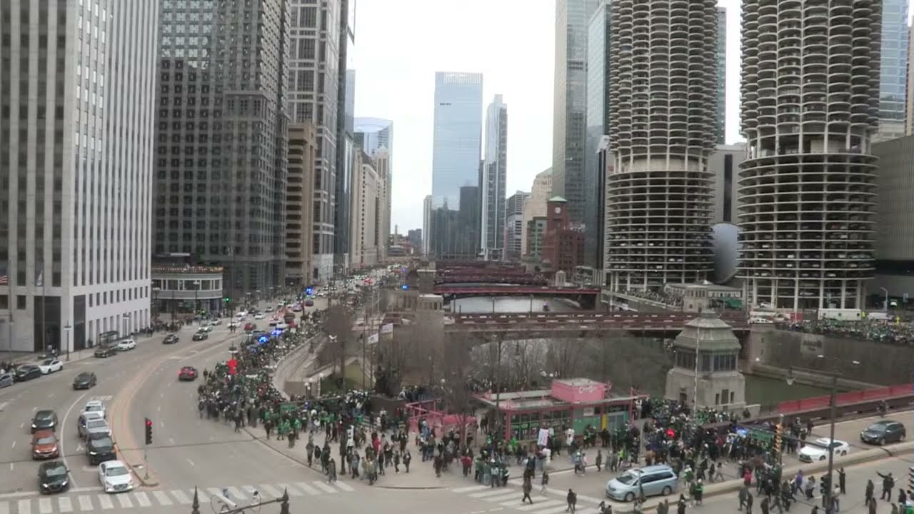 LIVE: Thousands begin to pack downtown for Chicago River green dyeing for St. Patrick's Day 2026