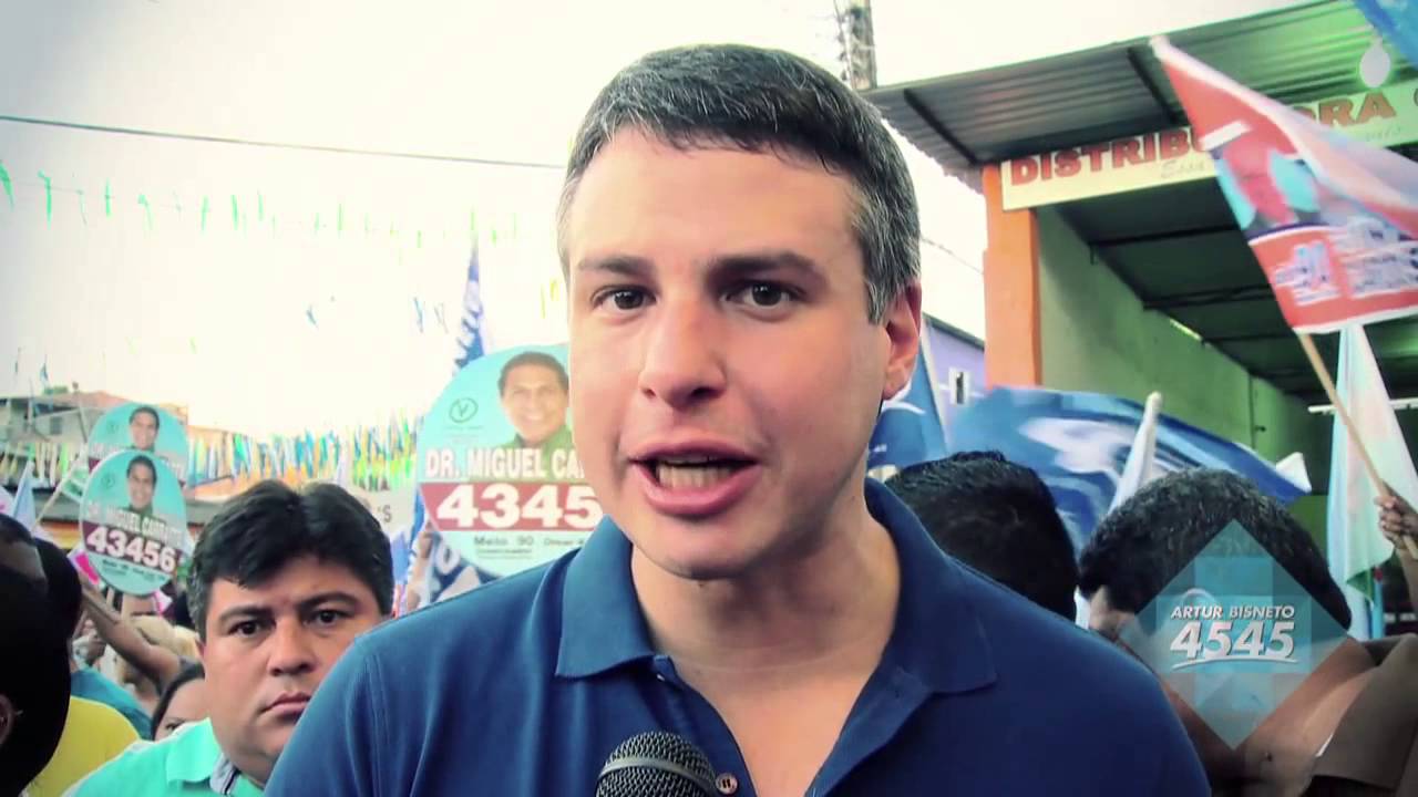 Artur Bisneto faz caminhada no bairro da Compensa