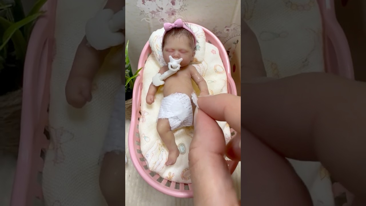 A mini bebê reborn de silicone Emma na hora da troca de fralda 
