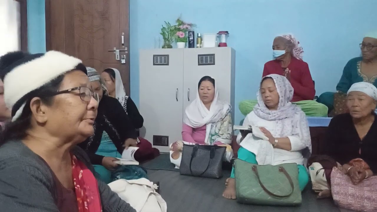 २०८२ साल १० महिना 21 गते बसपार्क सारा लिम्बुको घरमा आमा दिदीबहिनीको सेवा