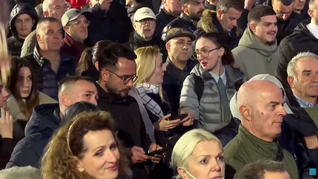 Top Channel/ ‘Ne jemi Uragani i vërtetë’, Berisha mbyll fjalimin, protestuesit hedhin molotovë...