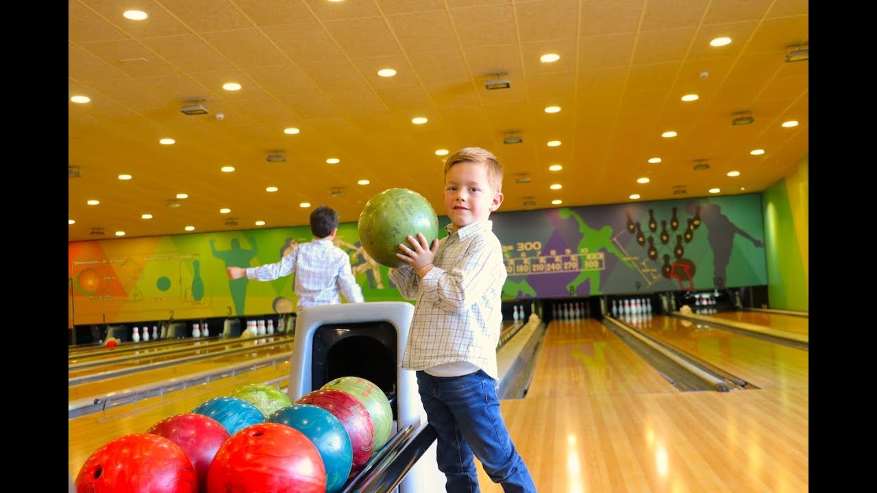 bowling para niños Jugar bolos con los niños