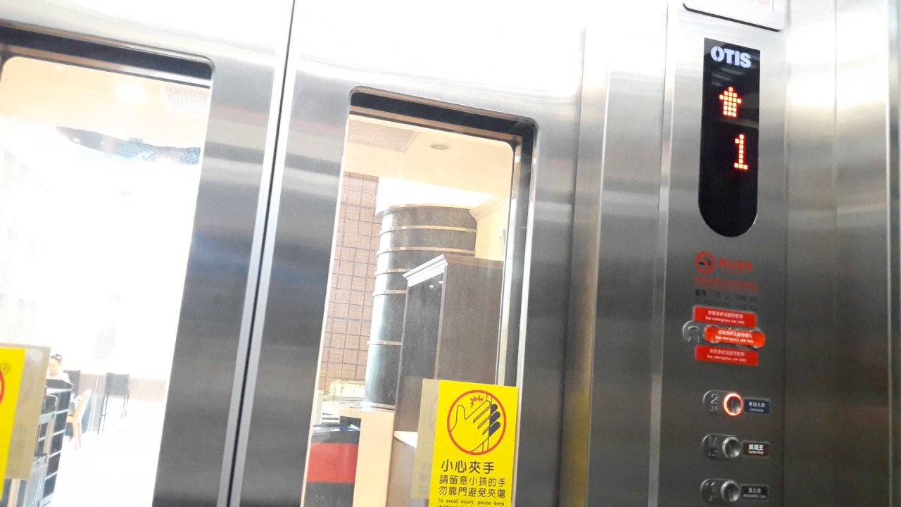 高雄左營站系統出入口之左營本館電梯