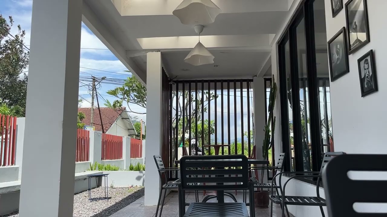 15 Menit Teras Kafe waktu Angin Kencang di Malang