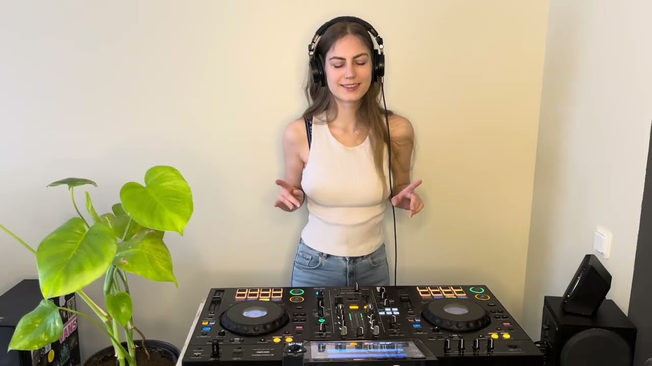 Just a chill girl mix (house full of love)