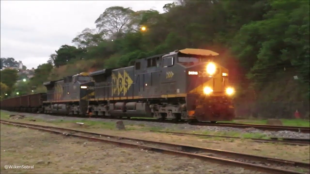 Trem de minério vazio com dupla de locomotivas GE AC44i formação elefante.