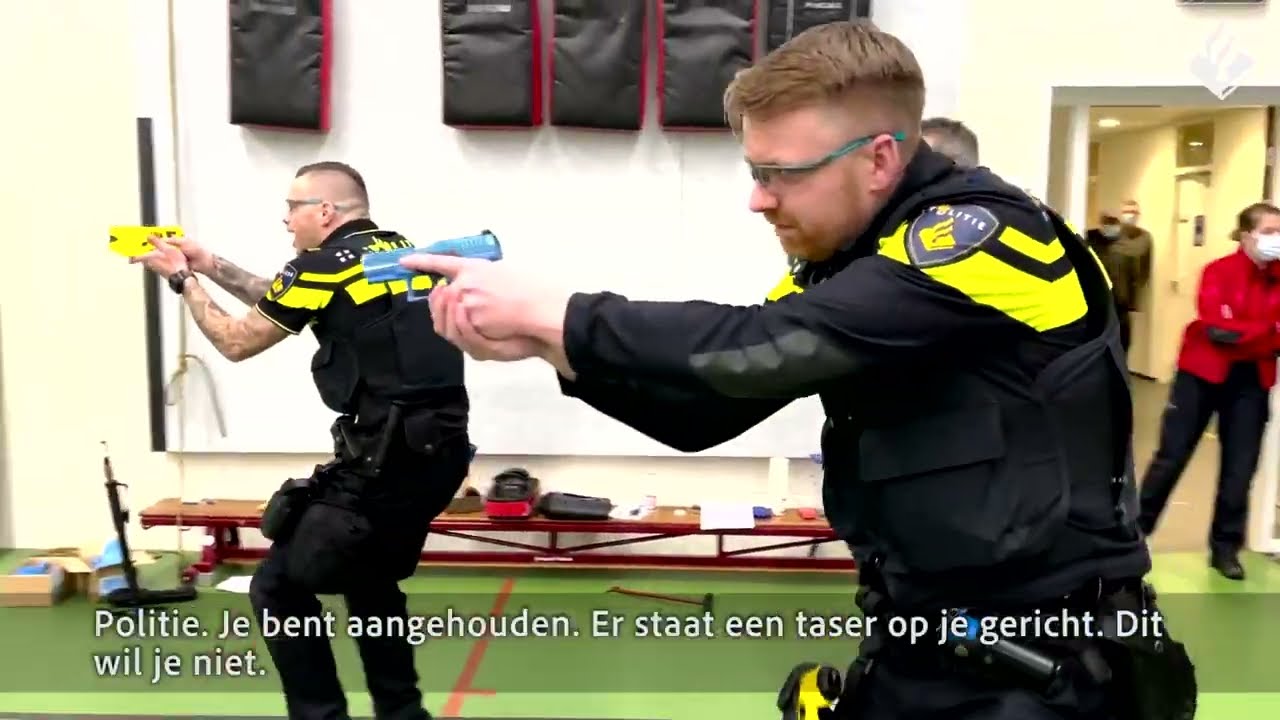 Agenten in training voor gebruik van stroomstootwapen