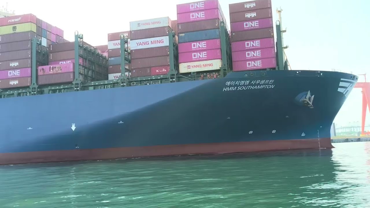 2026/03/15.早上09點41分現代集團旗下HMM SOUTHAMPTON (韓遠南安普敦)最後一天跑FE4航線從高雄港第二港口出發前往中國鹽田,目前剩下兩艘(ONE真理兩趟、第一成果)。