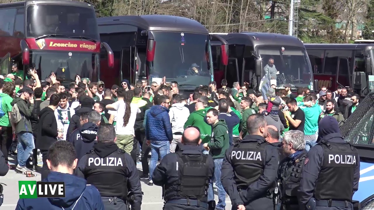 Tifosi dell'Avellino in partenza per l'Arechi