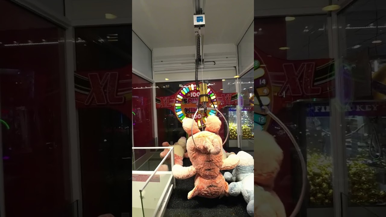 GIANT CLAW MACHINE FAIL 