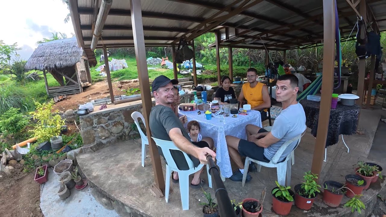 Mga Russians masayang naninirahan at nag retire sa Pilipinas kasama ang Filipino Family. 