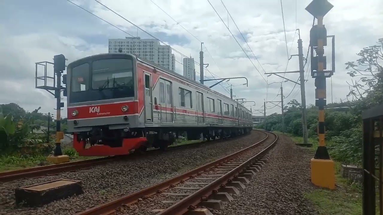 Kumpulan krl di deket stasiun cisauk sambil menemani kalian ngabuburit 