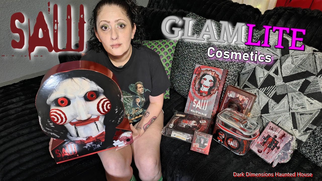 Видео распаковки и обзора косметического набора SAW x Glamlite PR Box, посвященного фильмам ужасо...