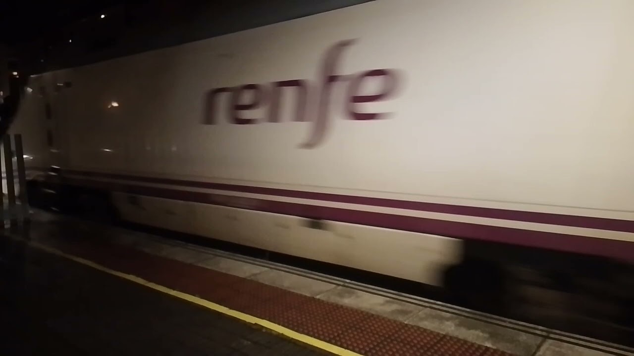 Alvia S 130 (Rama 38) destino Vigo guixar saliendo de la estación de Ponferrada 