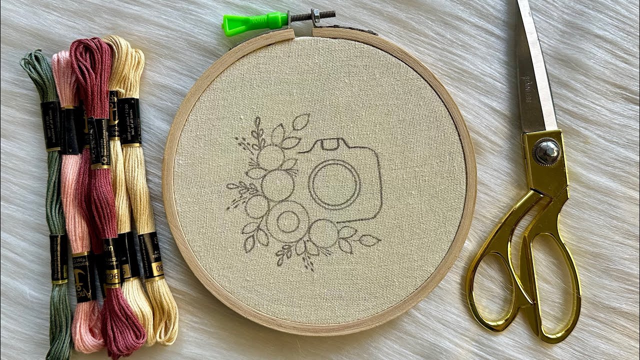 5 MINUTES EMBROIDERY TUTORIAL!! 🌸 EMBROIDERY FOR BEGINNERS 📷🌼Camera with Floral Design Tutorial