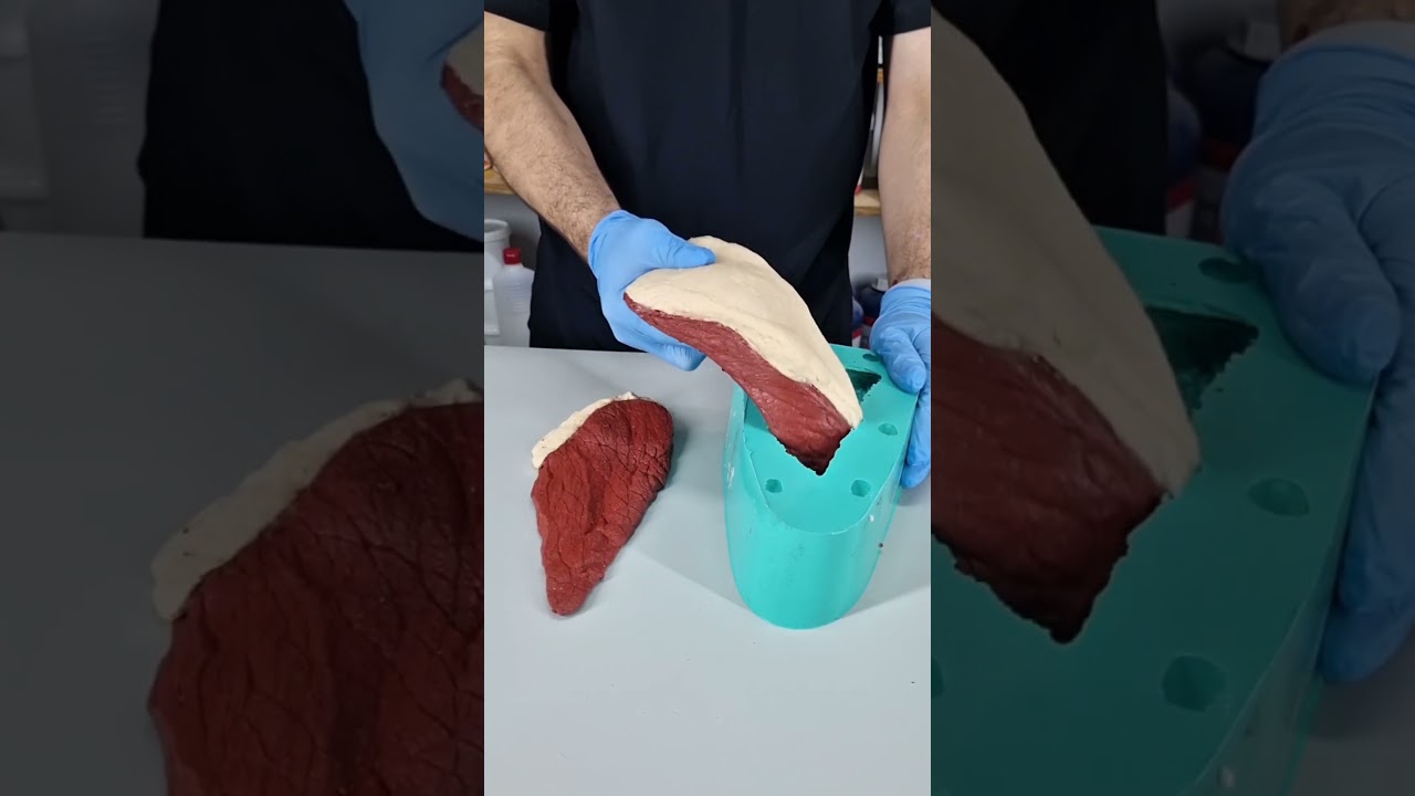 Cortei um peda&ccedil;o de carne artificial.