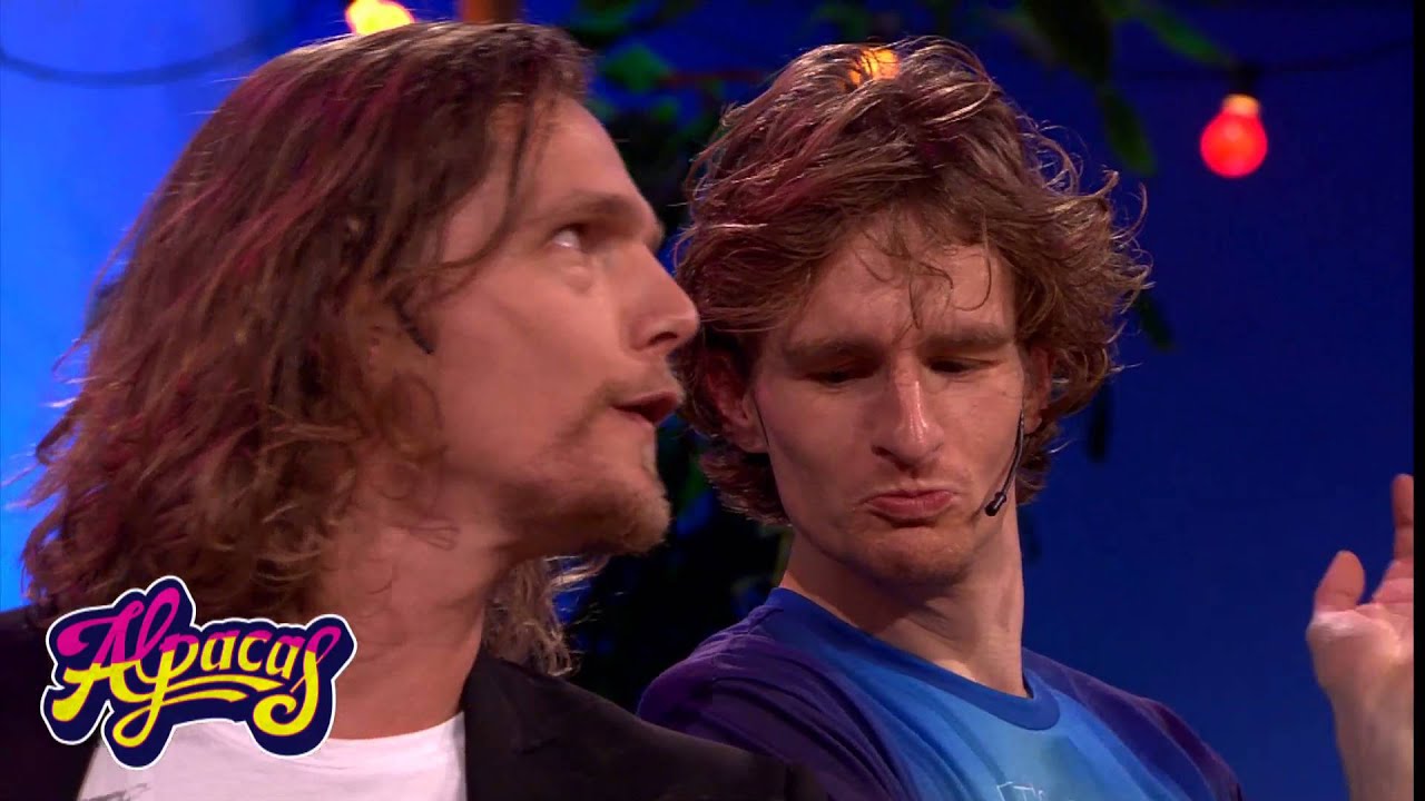 Ruud en Stefan spelen zusjes bij een klimwand