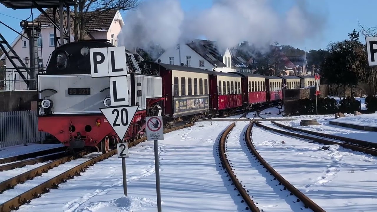 99 321 in Fotografieranstrich (-folie) fährt in Kühlungsborn West ein