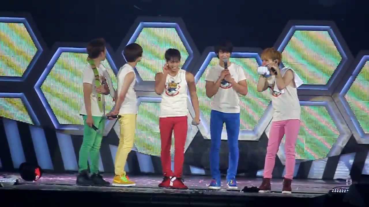 121208 SWC2 SG - Shinee talking + Key playing with buzz lightyear toy