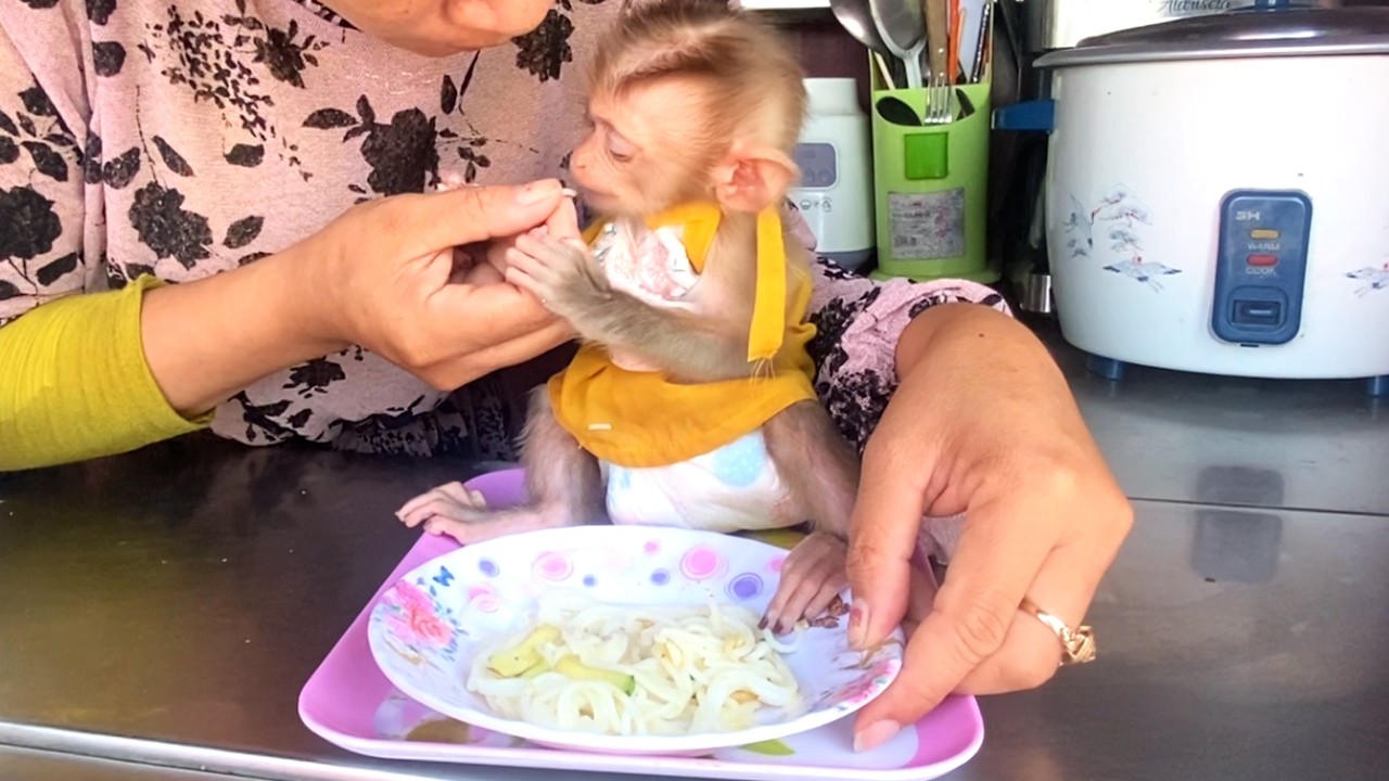 So delicious!! Mom teaches her little princess LIORA to taste delicious noodles