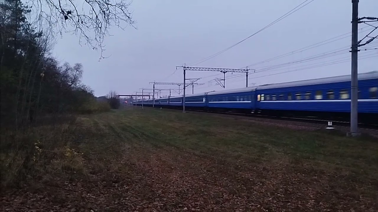 ЧС4т-595 с пассажирским поездом следует по перегону Мирадино-Бобруйск 