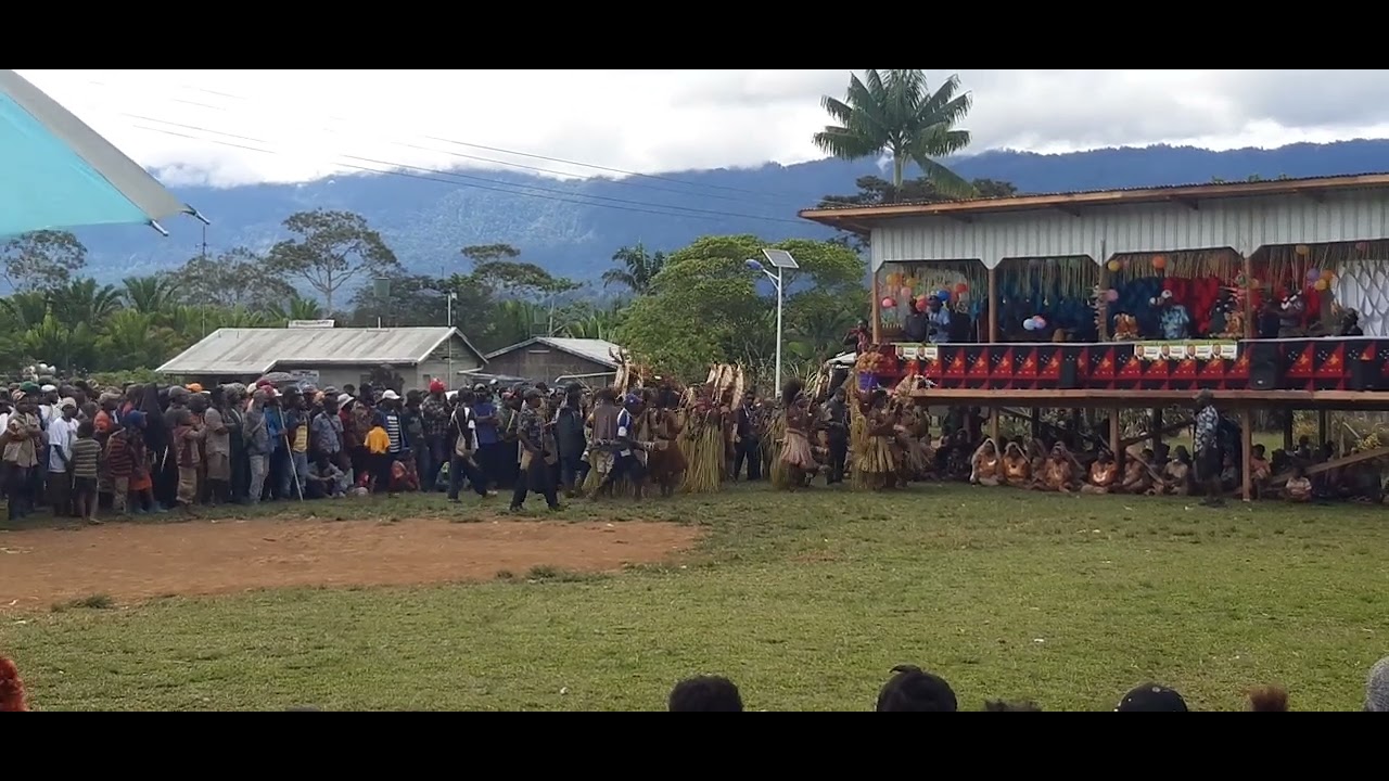 Mt. Bosavi traditional dancers at Pimaga, Lake Kutubu